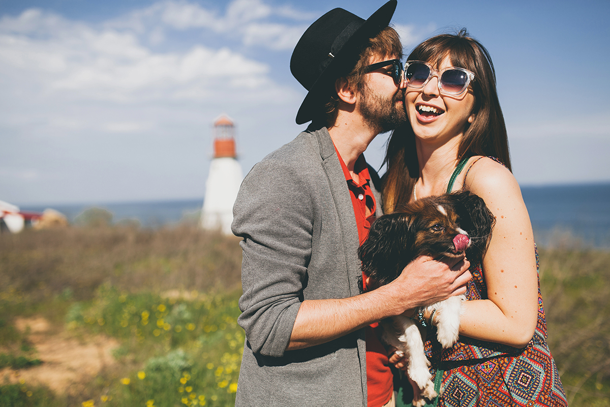 Pareja viajera aventurera con su mascota